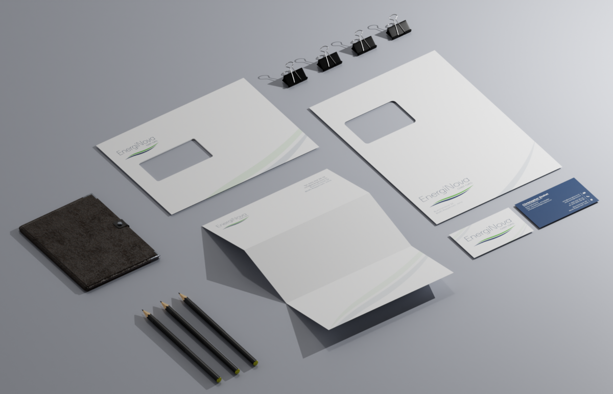 Druckmaterialien für EnergiNova, einschliesslich Briefumschlägen mit Fenster, Visitenkarten, einem Notizbuch und Stiften. Das Design enthält das EnergiNova-Logo mit einem modernen grünen und blauen Wellenmuster auf den Briefpapieren und Visitenkarten.