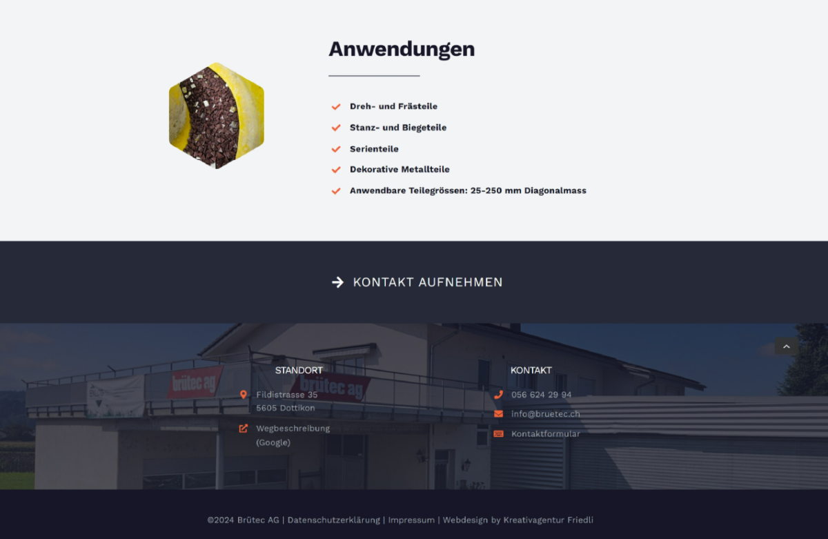 Screenshot des Anwendungsbereichs der Brütec-Website. Das Bild zeigt eine Liste von Anwendungen für den Behandlungsprozess, einschliesslich Dreh- und Frästeile, Stanz- und Biegeteile, Serienteile, Dekorative Metallteile und anwendbare Teilgrössen im Bereich von 25-250 mm Diagonalmass. Der Footer der Seite enthält Kontaktdaten, Standortinformationen und einen Link zum Kontaktformular.