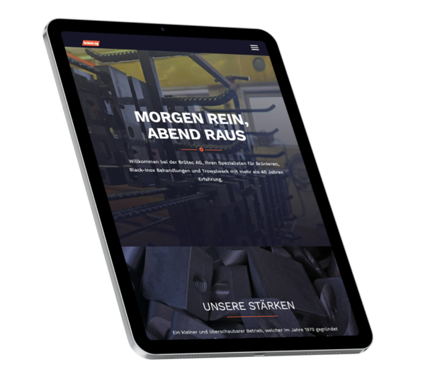 Screenshot der Brütec-Website, angezeigt auf einem iPad. Die Seite zeigt eine Willkommensnachricht mit der Phrase 'MORGEN REIN, ABEND RAUS' und eine Einführung in die Brütec AG als Spezialisten für Brünieren, Black-Inox-Behandlungen und Trowalisieren mit über 40 Jahren Erfahrung. Unter dem Text gibt es einen Abschnitt mit dem Titel 'UNSERE STÄRKEN' und ein Foto von Metallkomponenten, die in den Behandlungsprozessen beteiligt sind.