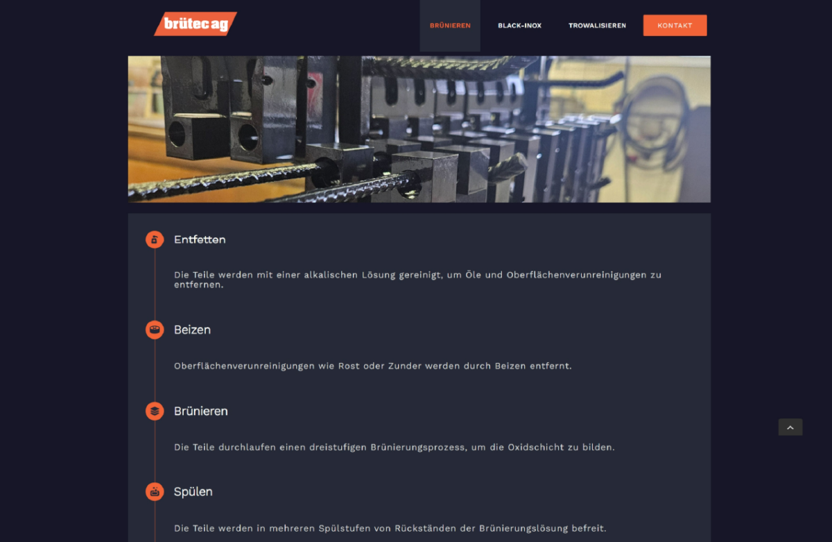 Screenshot des Brünieren-Bereichs der Brütec-Website, mit Abschnitten, die verschiedene Phasen des Behandlungsprozesses enthalten, wie Entfetten, Beizen, Brünieren und Spülen