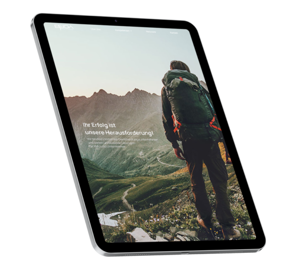 Screenshot der EFFIDA-Website auf einem iPad-Mockup, mit einer Berglandschaft und einer wandernden Person, begleitet von dem Text "Ihr Erfolg ist unsere Herausforderung!".