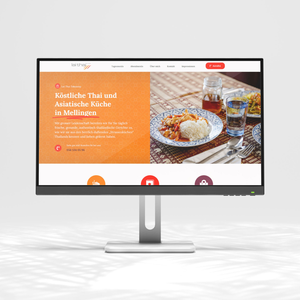 Webdesign für Lai Thai Take Away auf einem Desktop-Monitor: Startseite mit orangefarbenem Infobereich links mit Text zu thailändischer Küche in Mellingen und einem Foto rechts mit servierten Thai-Gerichten auf blau-weissen Tellern. Im Header sind Menüpunkte wie Tagesmenüs, Abendmenüs, Über mich, Kontakt und Impressum sichtbar.